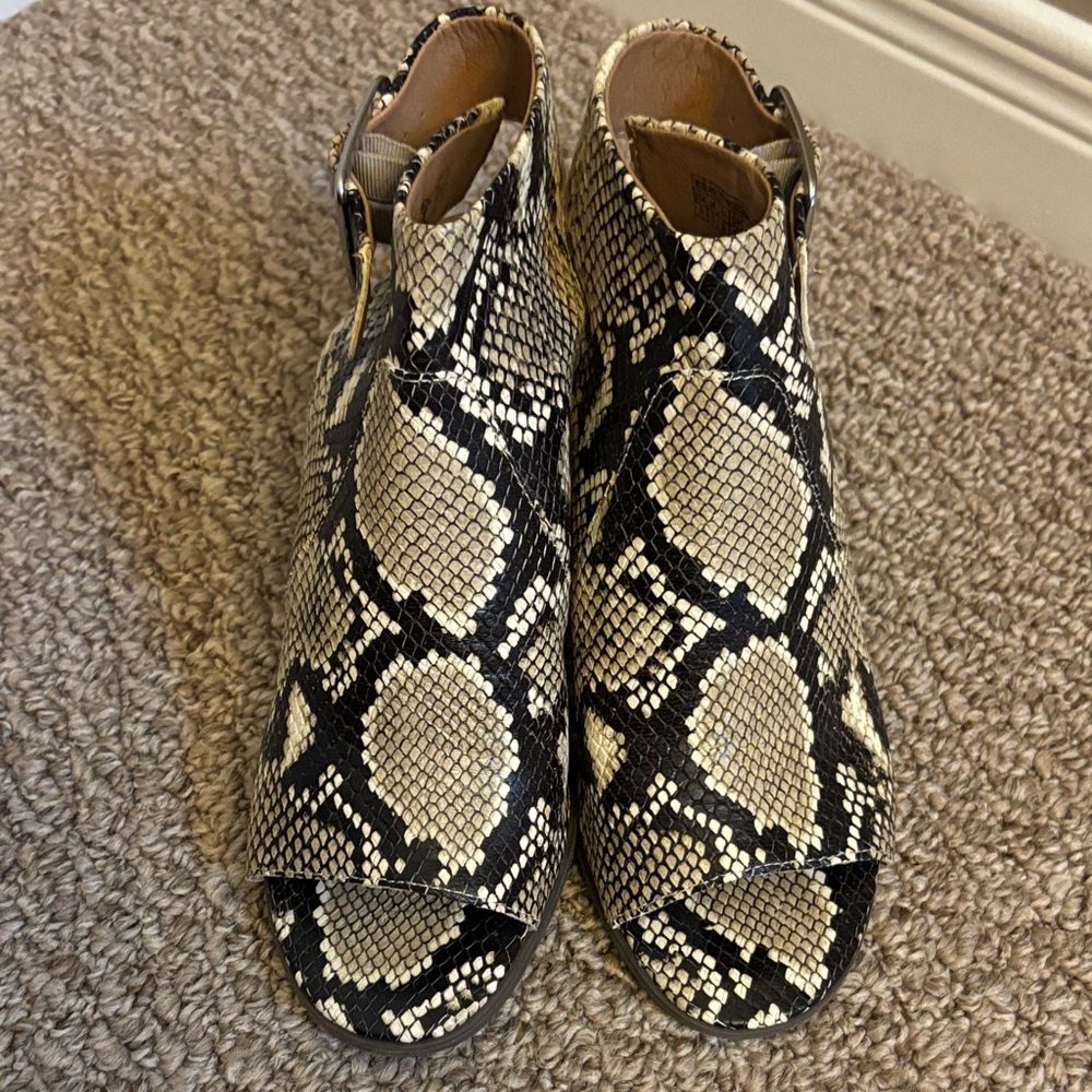 Vionic Snake Print Peep Toe Ankle Boots Size 7